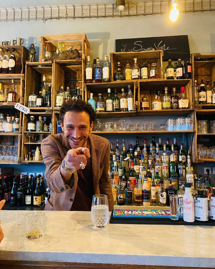 barman qui nous pointe du doigt derrère son bar