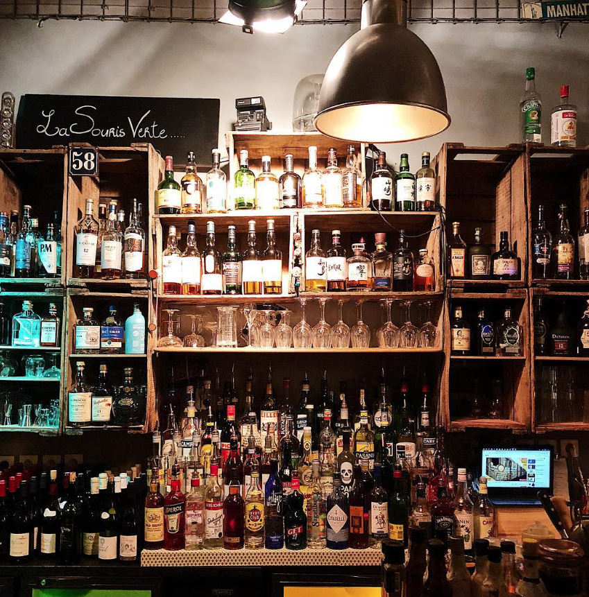 Bar rempli de bouteilles