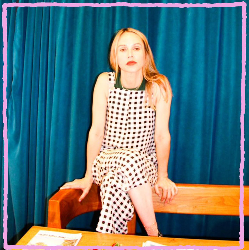 Jeune femme blonde assise sur un banc