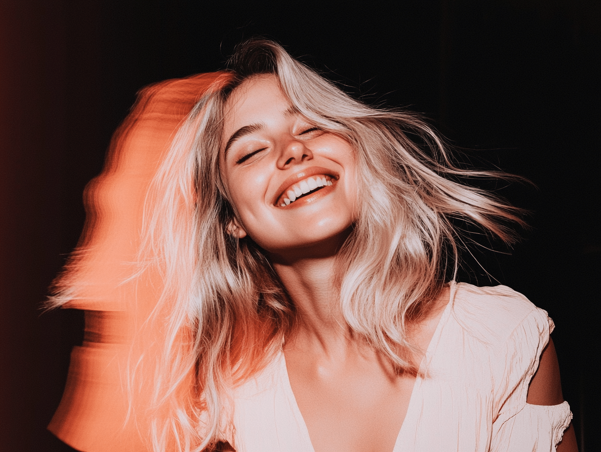Femme blonde heureuse profitant d'une ambiance festive à la Crush Party.