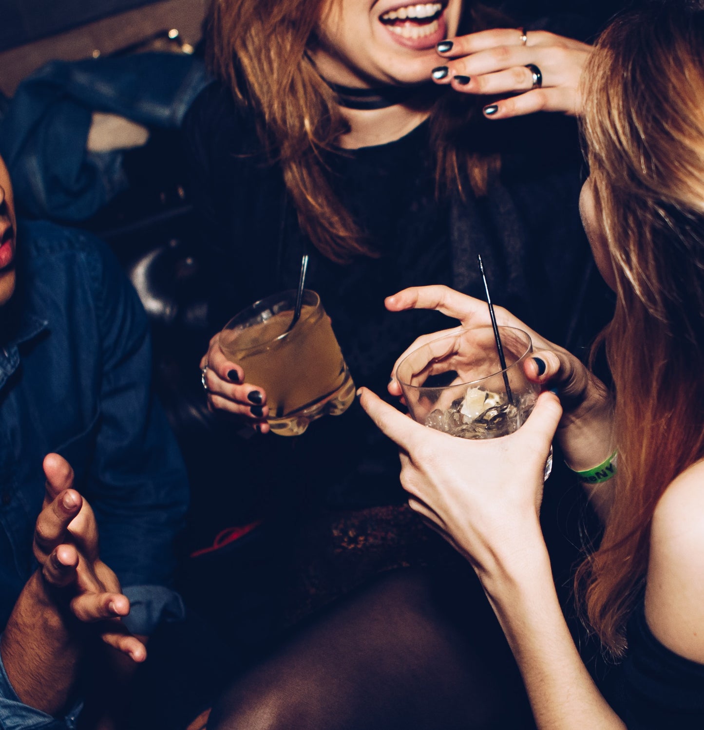 Deux femmes avec un cocktail dont une qui rit