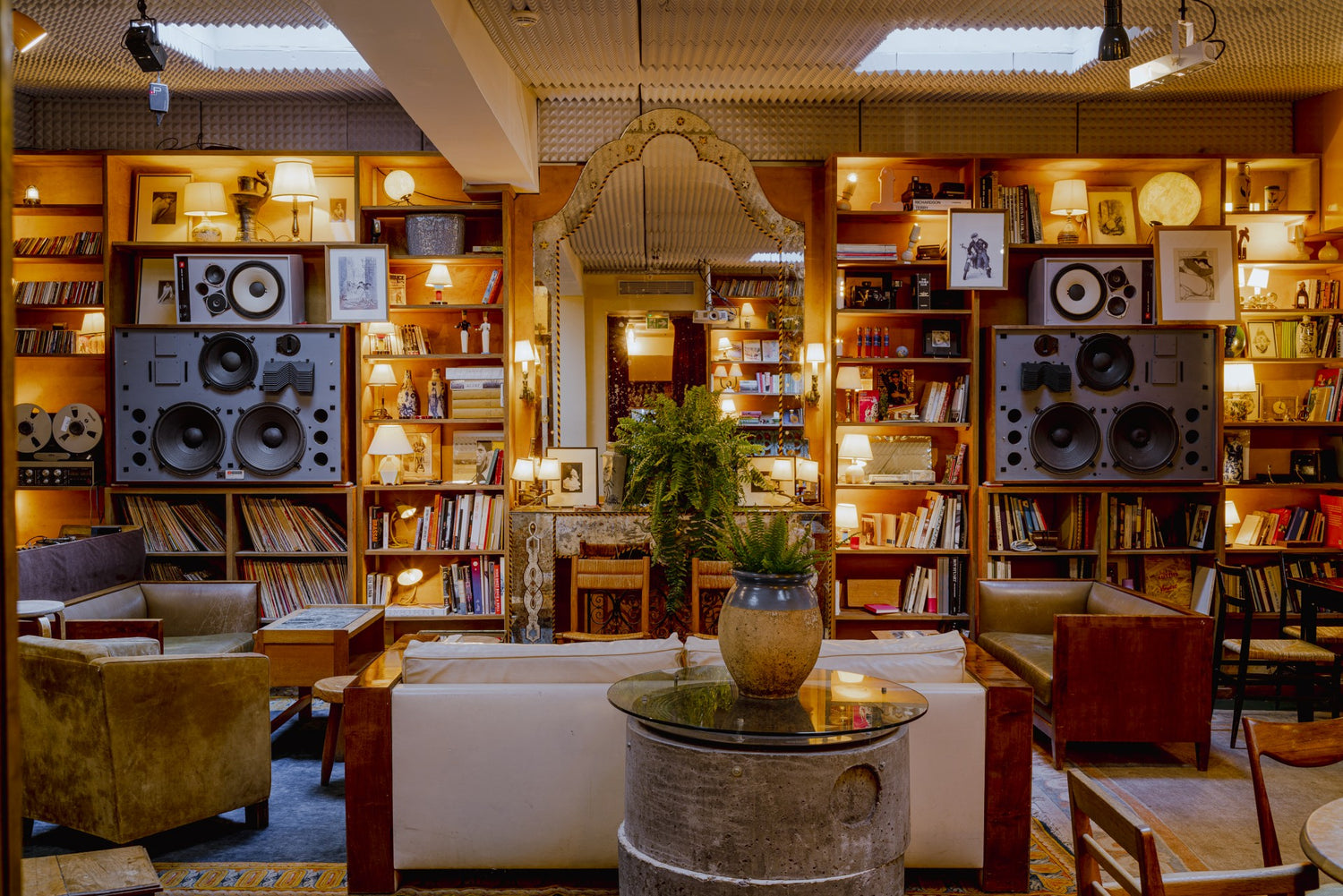 bar avec grande bibliothéque éclairée