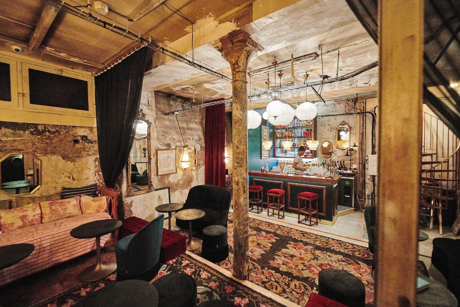 Intérieur du speakeasy Rehab à l'Hôtel Normandy à Paris, ambiance feutrée avec bar rétro, fauteuils en velours et éclairage tamisé – lieu d’une soirée Crush Party pour célibataires 30-40 ans