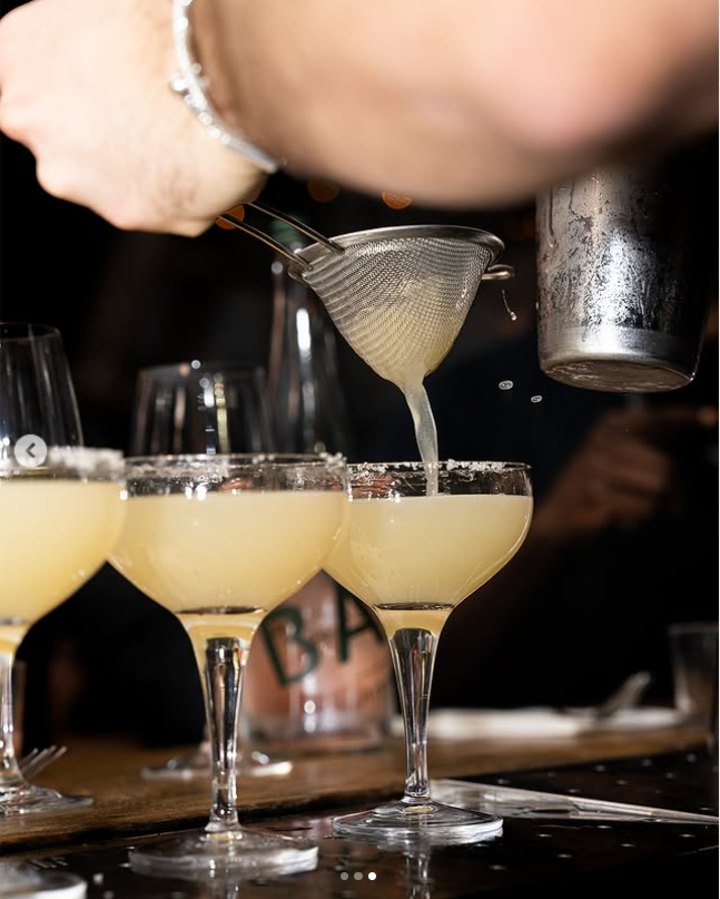 Préparation de cocktails raffinés lors d’une soirée Crush Party. Trois verres élégants remplis de boissons festives, symbolisant la convivialité, le partage et l'expérience unique des événements Crush Party à Paris.