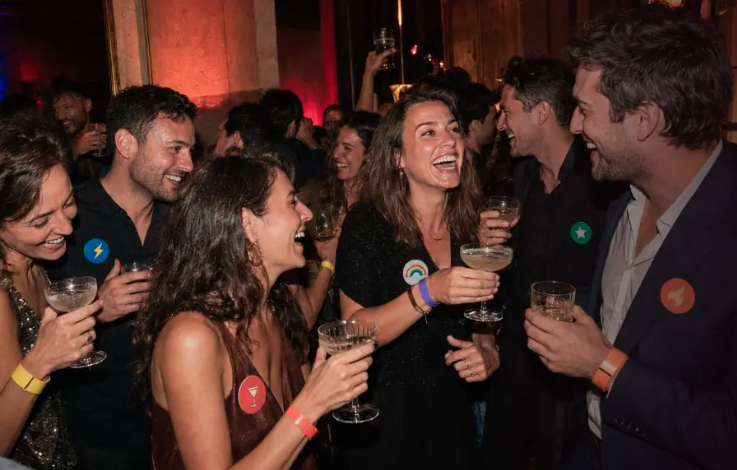 Des invités rient et font connaissance autour d’un verre pendant une soirée Dixner.