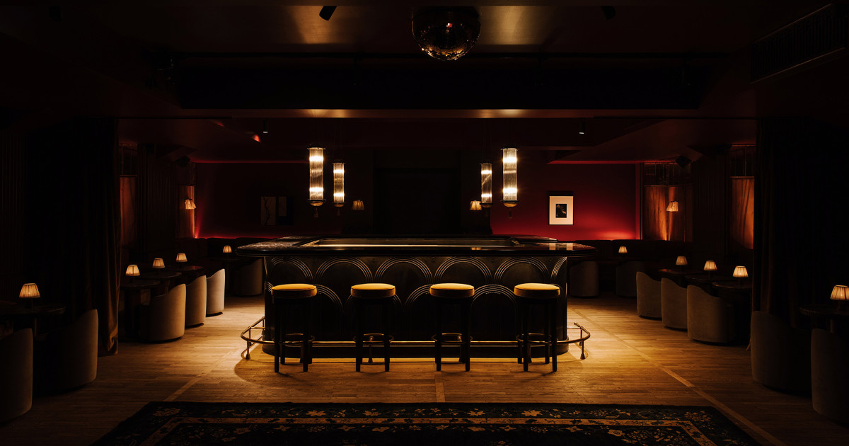 Le bar du Mikado, ses luminaires et sa boule à facettes.