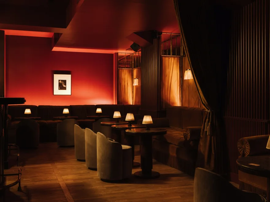 Les banquettes et tables du salon du Mikado, dans une lumière chaleureuse.