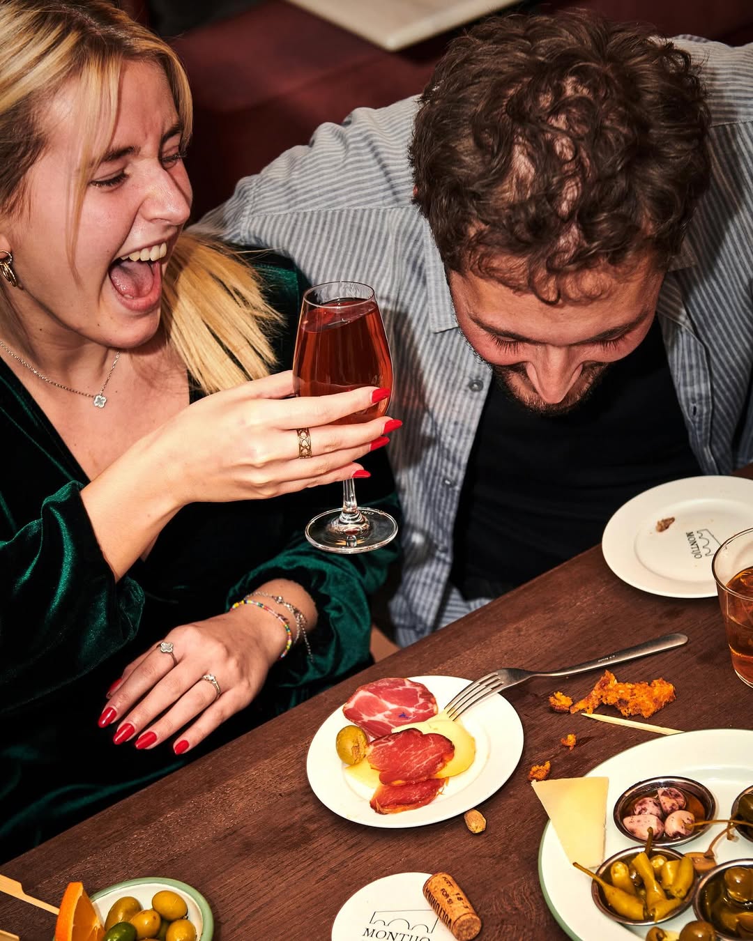 Deux personnes partageant des tapas au Montijo à Paris dans une ambiance festive et chaleureuse