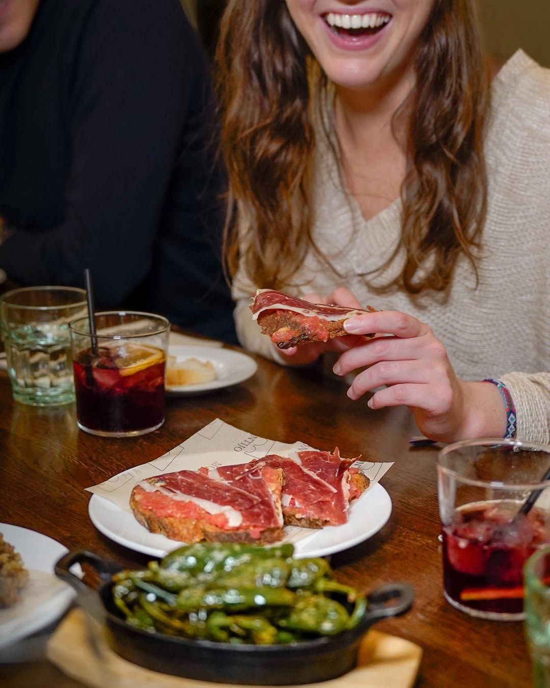 Assiette de tapas au Montijo à Paris lors d’une soirée conviviale, idéale pour partager et faire des rencontres